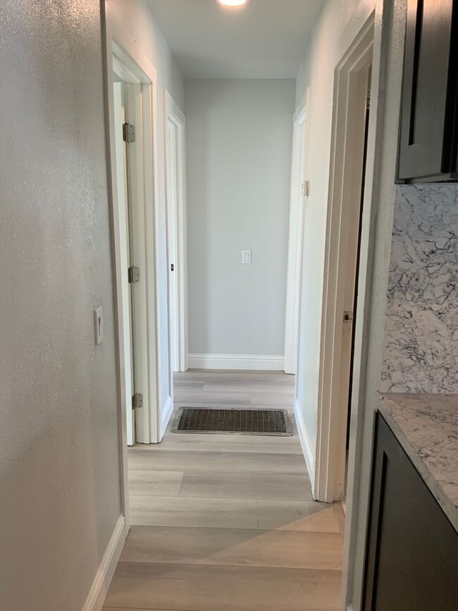 Building Photo - Beautifully remodeled 3 bedroom 2 bath Pin...
