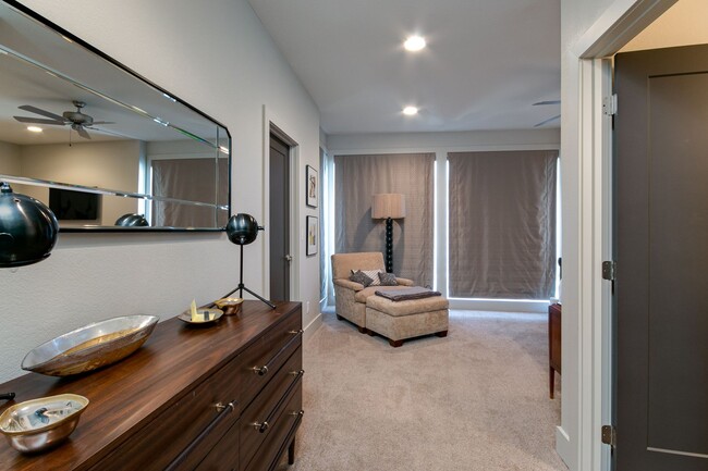 Building Photo - Luxury Townhome on the West side!