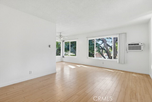 Building Photo - 930 N Stanley Ave