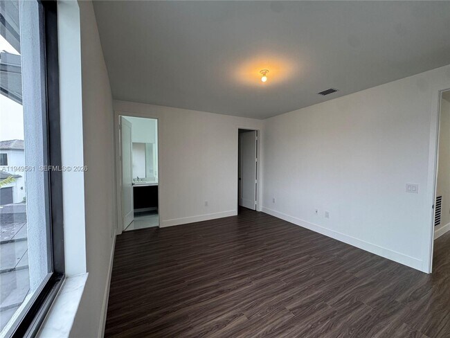 Building Photo - 19749 NE 16th Pl