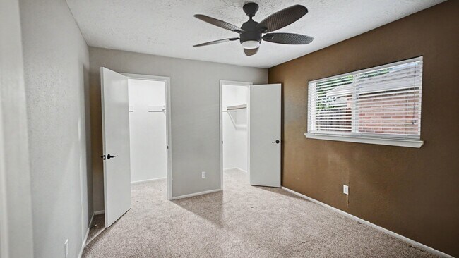 Building Photo - 215 Redbud Cir