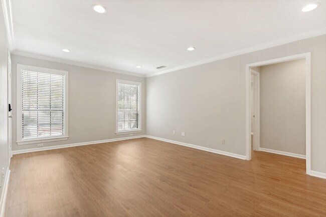 Building Photo - GROUND-FLOOR 2-BEDROOM ALAMO HEIGHTS CONDOMINIUM