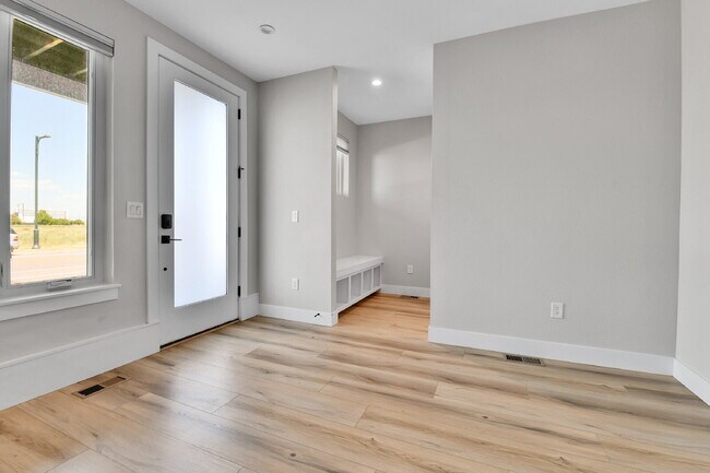 Building Photo - $2,895.00 - 2 Bed, 2.5 Bath Townhome in Prime Denver Location!