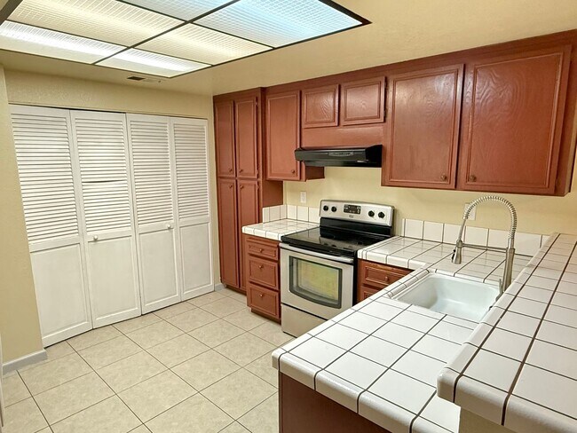 Building Photo - $3490 -- Beautifully Upgraded 3BR Townhome in Northgate