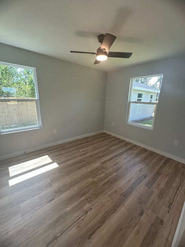 Building Photo - 7209 Lake Suzzanne Ln