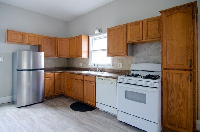 Building Photo - Large, Newly Renovated 3 Bedroom 2 Bathroom