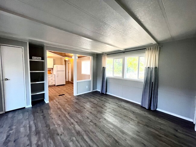 Building Photo - Newly Remodeled 3-Bedroom on Fully-Fenced Lot