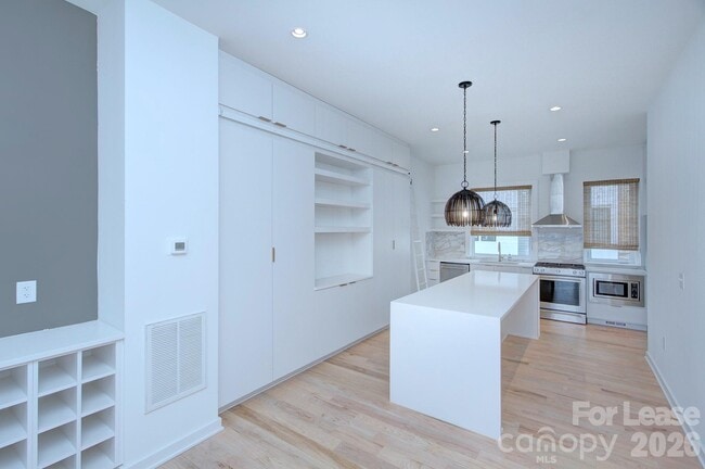 Building Photo - 2737 Shenandoah Ave