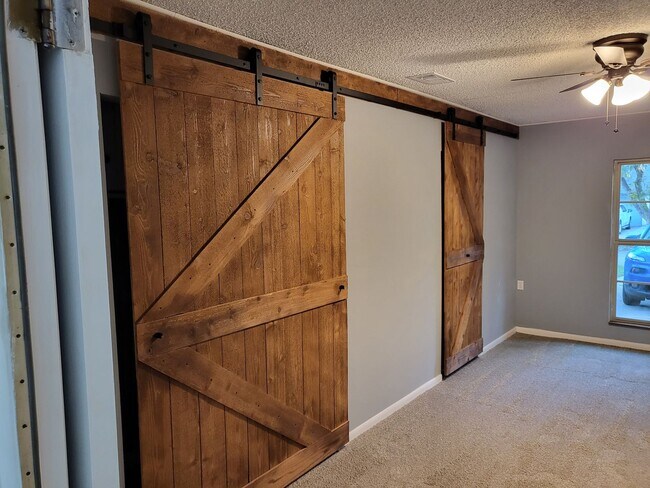 Building Photo - 1713 Chip-N-Dale Dr