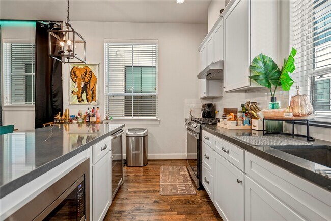 Building Photo - 2806 Grand Fountains Dr