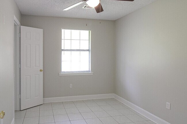 Building Photo - 1235 Pineridge Way
