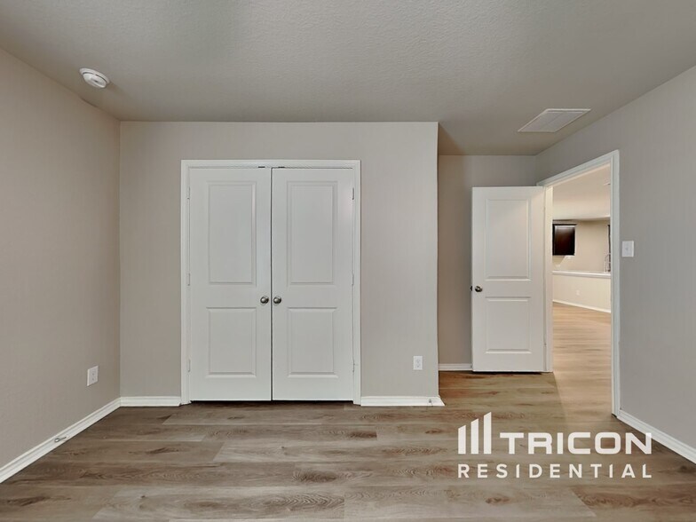 Building Photo - 9802 Marbach Brk