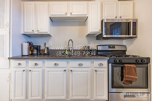 Building Photo - 4827 Castle Ave