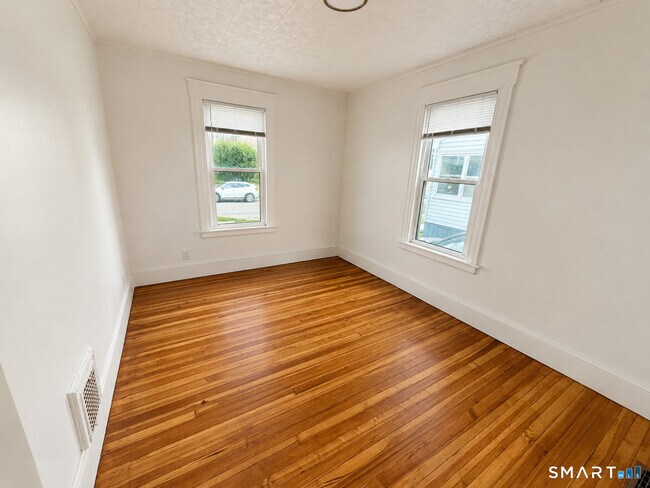 Building Photo - 18 Buell St