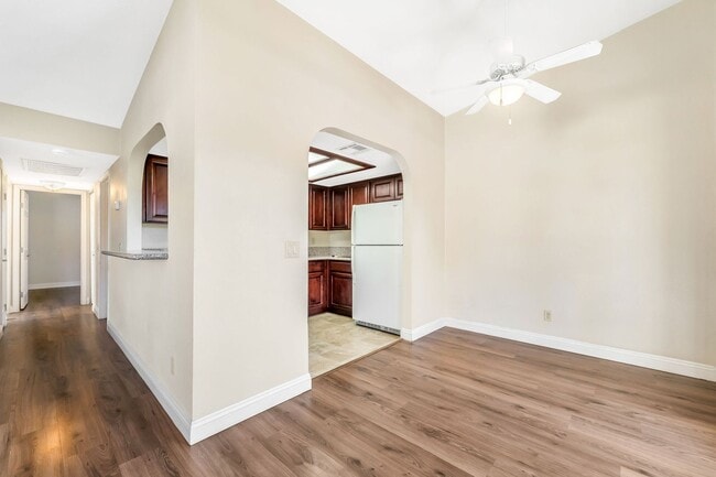 Building Photo - 2 Bedroom Condo!