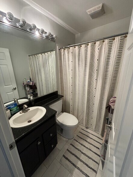 Building Photo - 4632 N Racine Ave