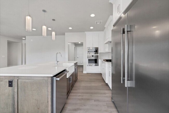 Building Photo - 2579 S Wilson Dr