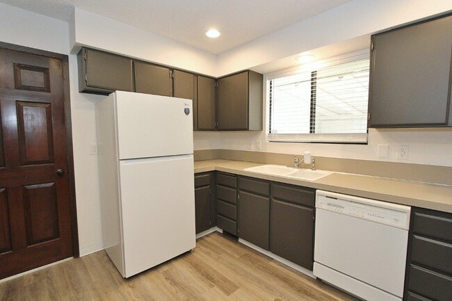 Building Photo - 2412 Robert Ave