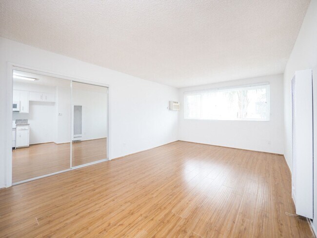 Interior Photo - 817 S. St. Andrews Pl