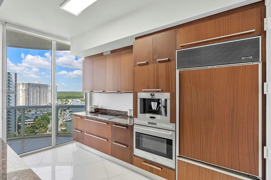 Building Photo - 15811 Collins Ave