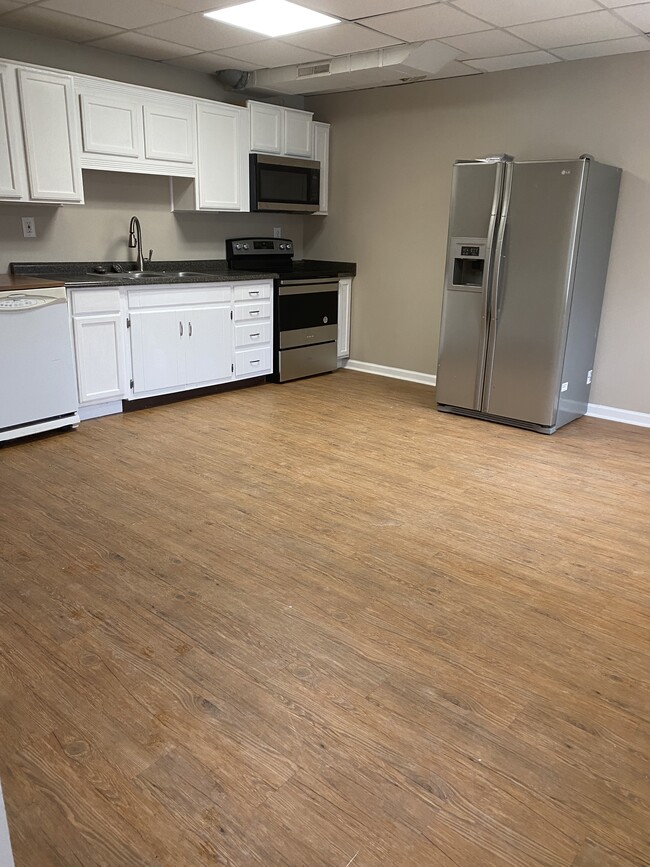 Kitchen with new stove/microwave - 3254 S Puckett Rd
