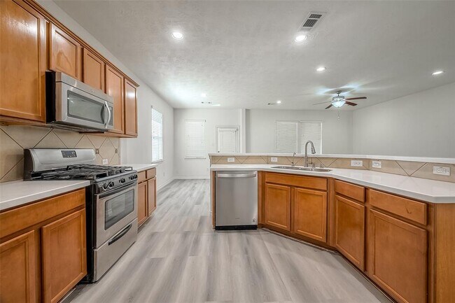 Building Photo - 520 West Fork