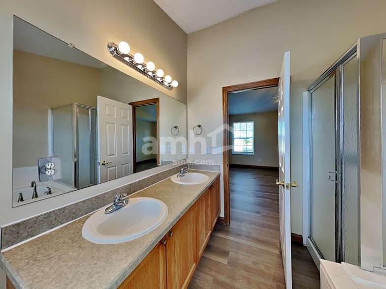 Building Photo - 383 Clifden Ct