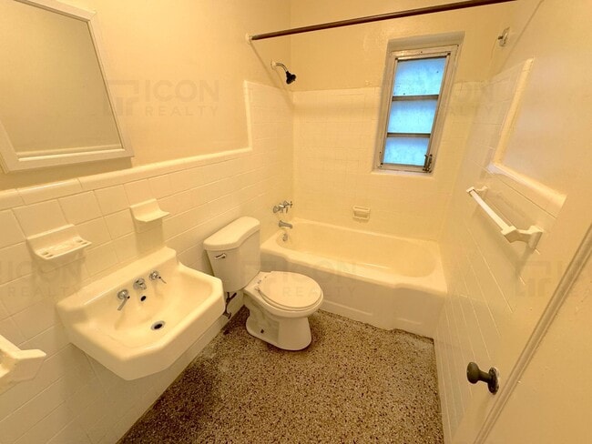 Building Photo - 501 SE 12th Ct