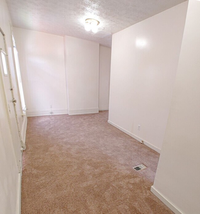 Building Photo - Freshly updated 2 bed/1 bath Close to Wexner Medical Center