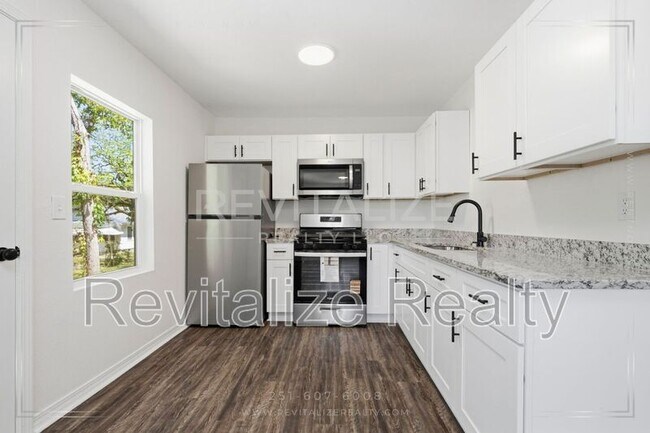 Building Photo - 377 Tuttle Ave
