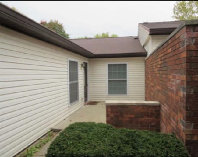 Building Photo - 1176 E Commons Dr