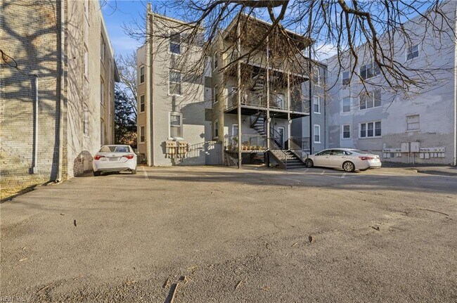 Building Photo - 1015 Colonial Ave