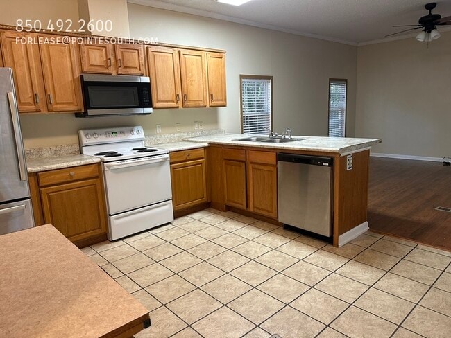 Building Photo - 832 Cross St