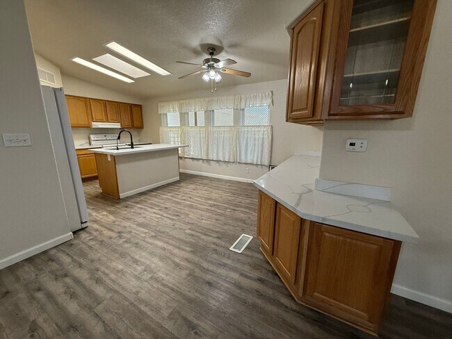 Building Photo - Move In Ready - Spacious Manufactured Home in Foothills!