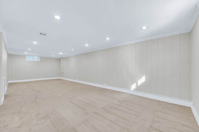 Building Photo - Stunning Single Family Home In Excellent L...