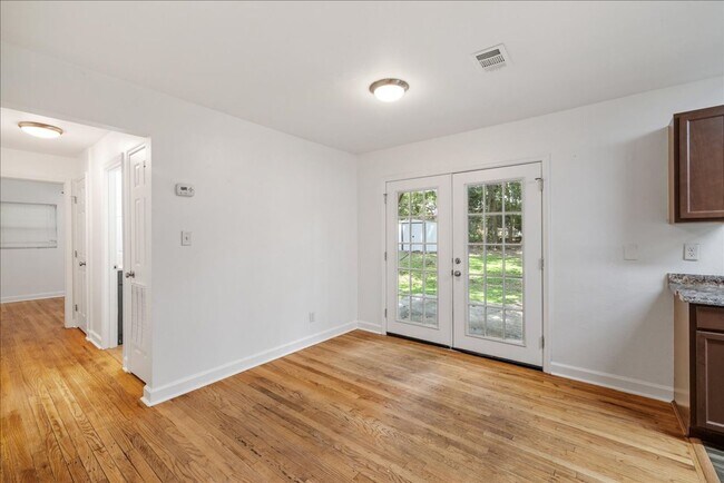 Building Photo - 1908 Dahlia Dr