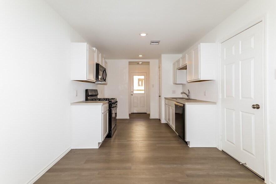 Building Photo - 919 Silver Birch Br