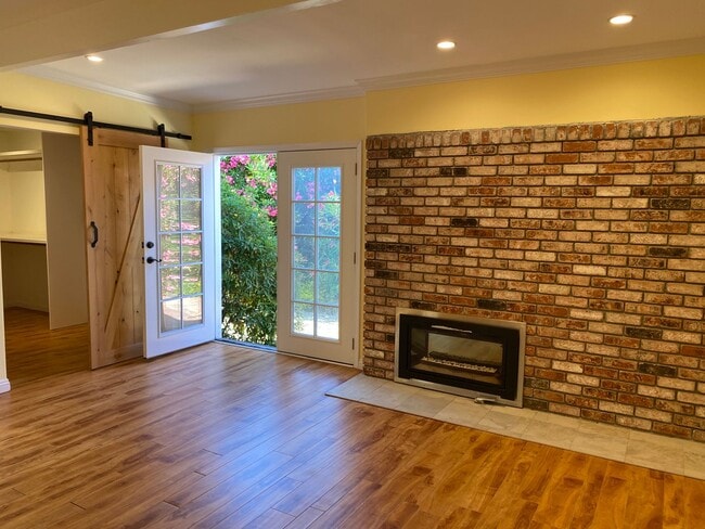 Building Photo - REDWOOD CITY - Beautifully Updated 3BR/2BA
