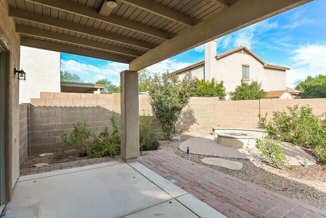 Building Photo - 405 East Placita Nodo