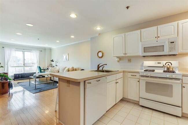 Building Photo - 711 Clinton St