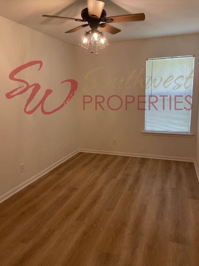 Building Photo - Charming, updated and bright duplex with private backyard!