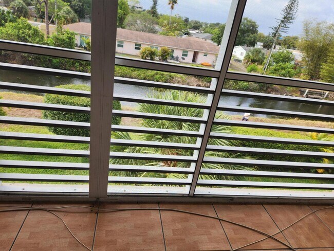 Building Photo - 2606 Garden Dr S