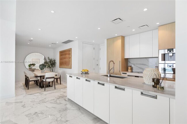 Building Photo - 15701 Collins Ave