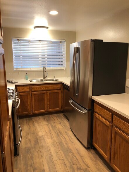 Kitchen w/dishwasher - 828 Bayview Dr