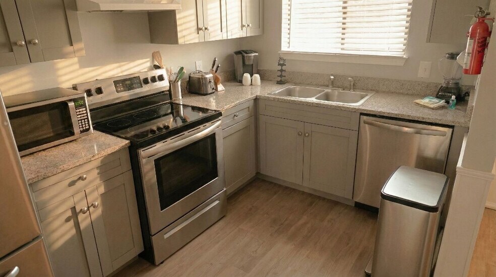 Building Photo - 924 W Beach Blvd