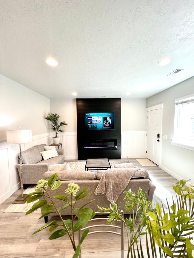 Building Photo - 57 S Sicily Way