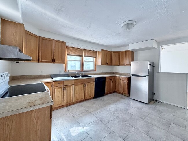 Building Photo - FOR RENT- Spacious 4 Bedroom 2 Bath Home in Penns Grove $2000