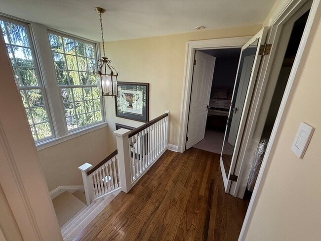 Building Photo - 506 Roslyn Pl