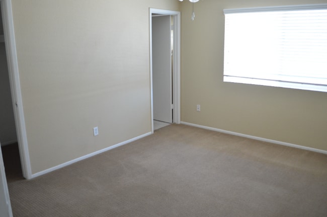 Building Photo - 1653 N Circle Dr