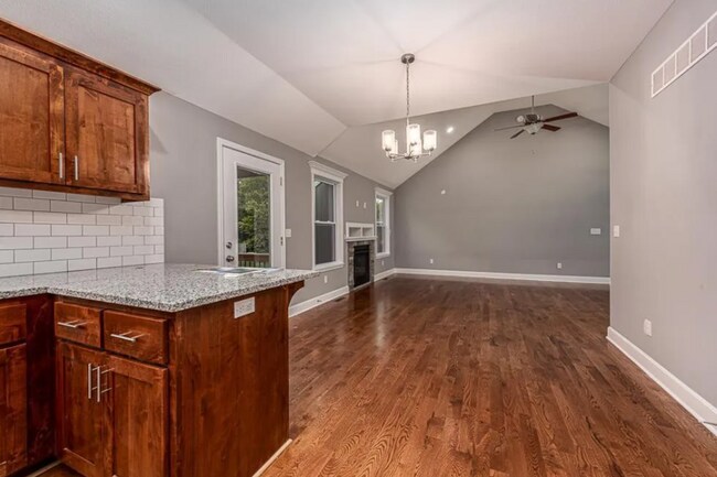 Building Photo - Don't miss out on this beautiful home!